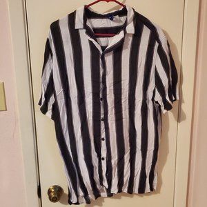 XL Black & White Striped Button Down H&M Short Sleeved Collared Blouse